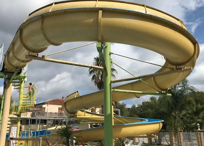 Mobil-home Avec Terrasse A Hyeres, Ideal Pour 4 Personnes - Api-1-52-1135 Camping