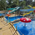 Mobil-home Avec Terrasse A Hyeres, Ideal Pour 4 Personnes - Api-1-52-1135 Campsite Hyeres